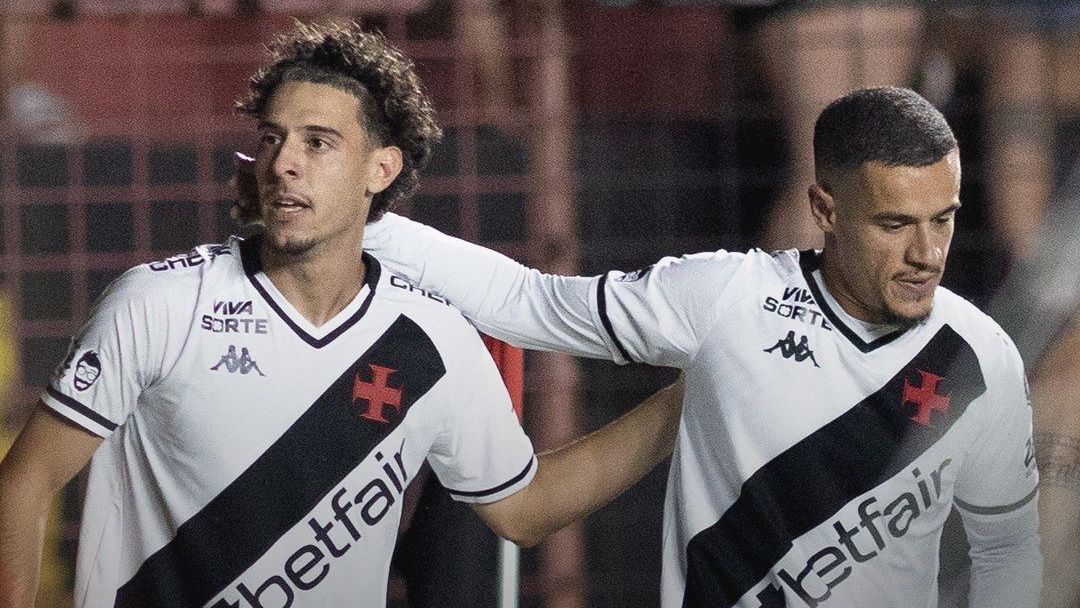 Nuno Moreira e Philippe Coutinho comemorando gol do Vasco sobre o Sport pelo Brasileirão