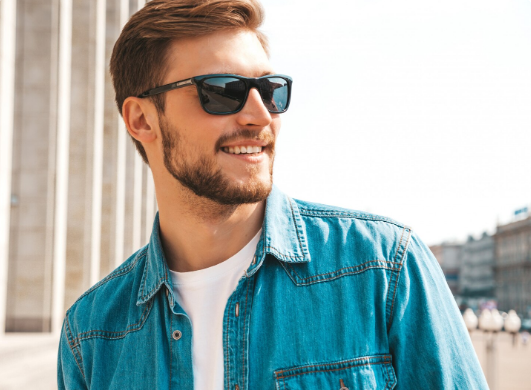Les lunettes de soleil peuvent être une option de cadeau pour la fête des pères. • Halayax / Freepik