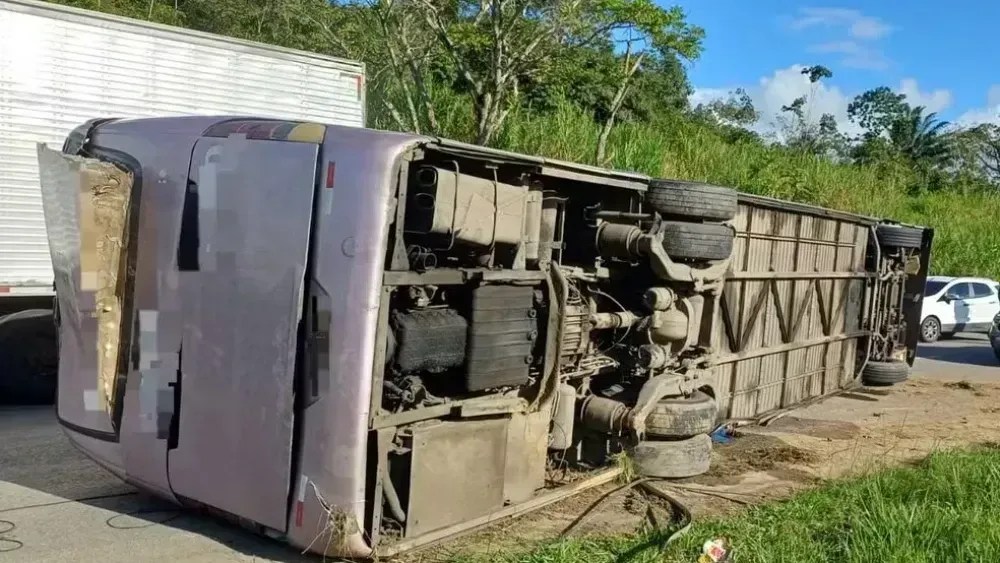 O ônibus dos torcedores do Bahia que tombou na BR-101, em Pernambuco