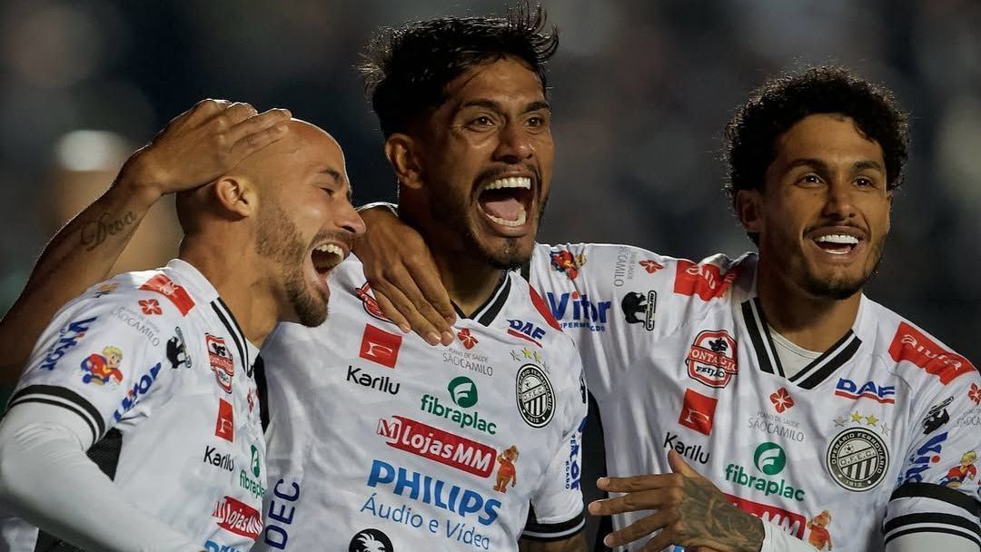 Jogadores do Operário comemorando o gol contra o Coritiba, pela Série B