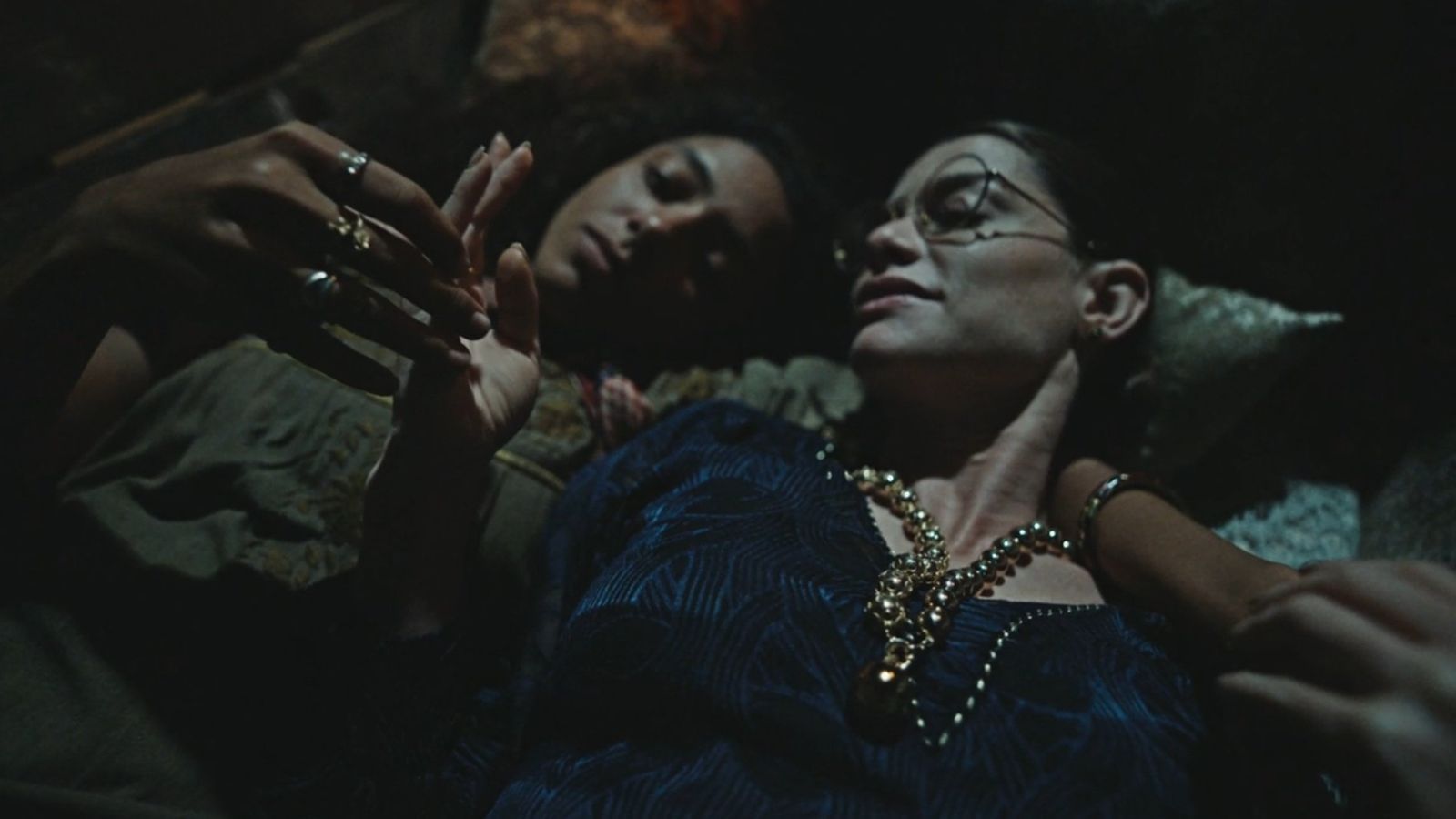 Otília (Alice Carvalho) e Jânia (Alinne Moraes) em "Guerreiros do Sol" • Reprodução/Globoplay