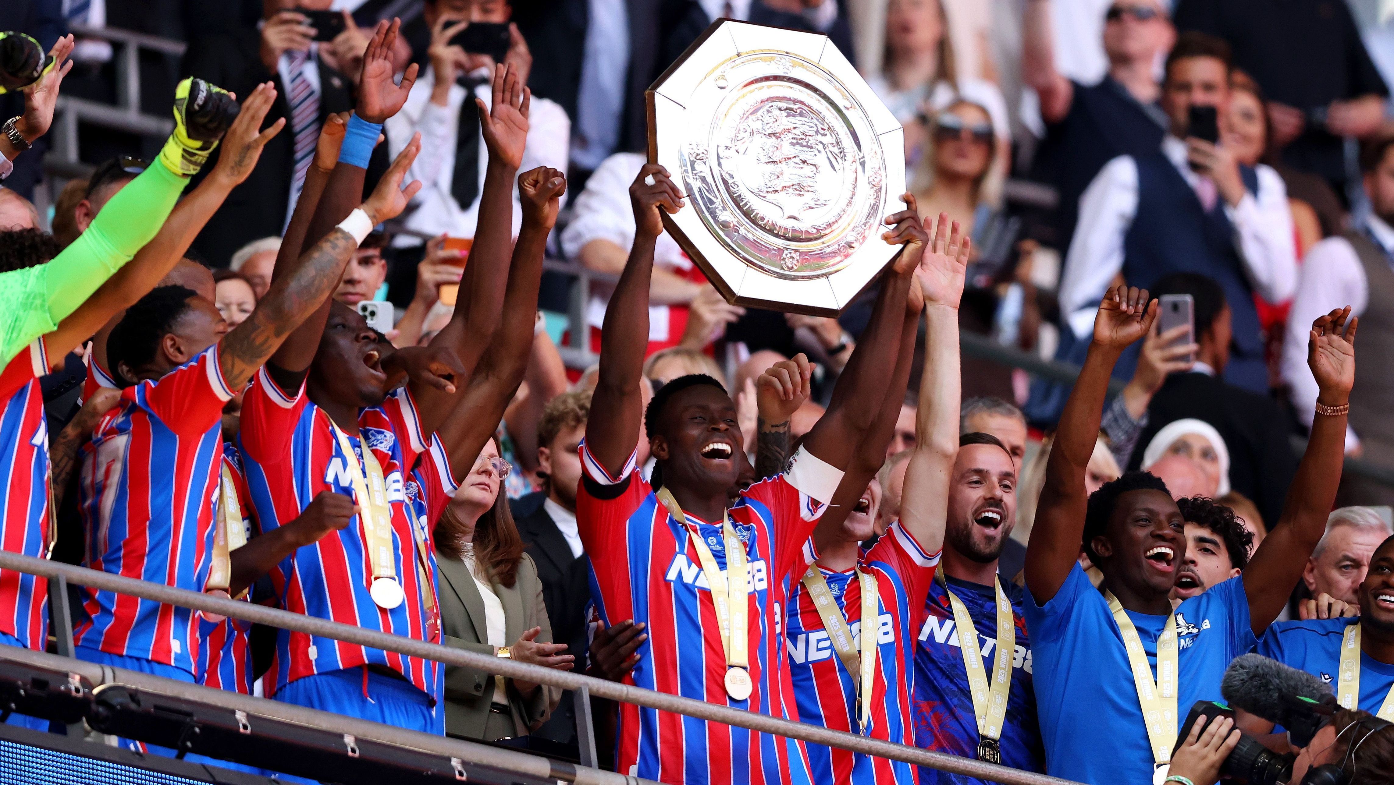 Marc Guehi levanta taça da Supercopa da Inglaterra