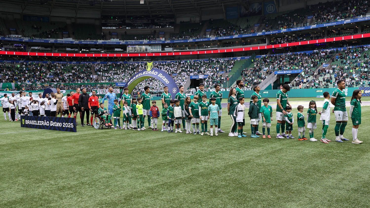 Jogadores de Palmeiras e Ceará perfilados no gramado do Allianz Parque, antes de a bola rolar pelo Brasileiro