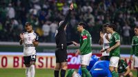 Aníbal Moreno acerta cabeçada em jogador do Corinthians e é expulso; veja