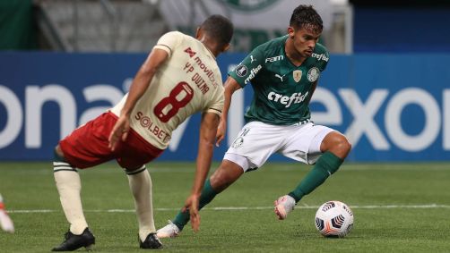 Gustavo Scarpa em ação pelo Palmeiras contra o Universitario, pela Libertadores de 2021