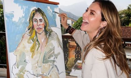 Paolla Oliveira posa com quadro em sua homenagem