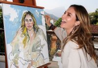 Paolla Oliveira posa com quadro em sua homenagem