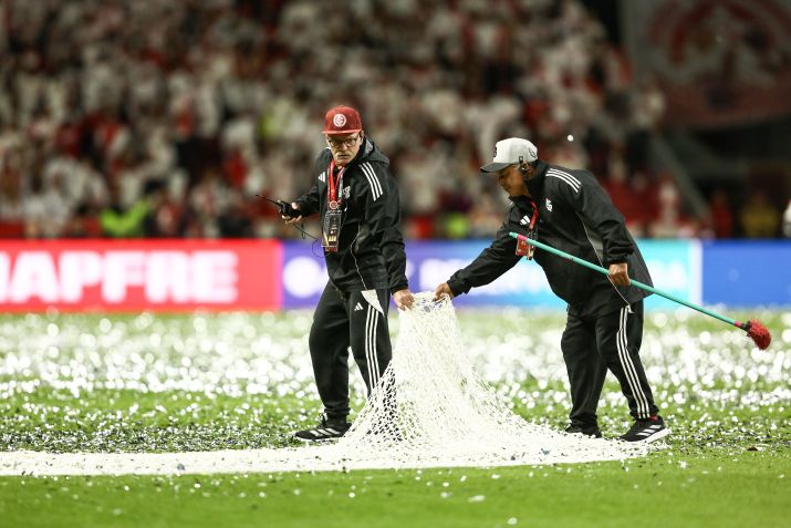 O papel picado atrapalhou o início de Internacional x Flamengo, pela Libertadores • Pedro H. Tesch/Getty Images
