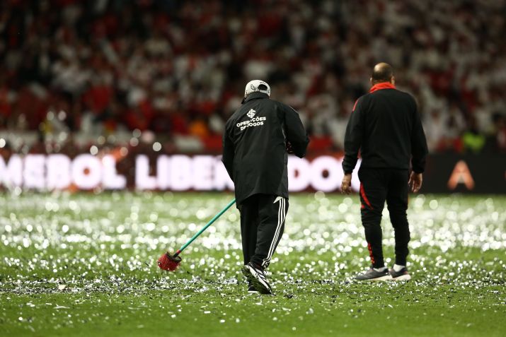 O papel picado atrapalhou o início de Internacional x Flamengo, pela Libertadores • Pedro H. Tesch/Getty Images