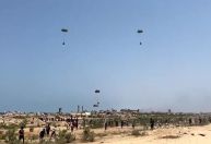Adolescente palestino morre por pacote de ajuda lançado com paraquedas