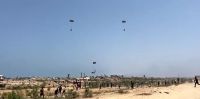 Adolescente palestino morre por pacote de ajuda lançado com paraquedas