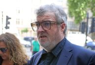 Irmão de Liam e Noel Gallagher acusado de estupro vai a tribunal; entenda