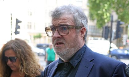 Irmão de Liam e Noel Gallagher acusado de estupro vai a tribunal; entenda