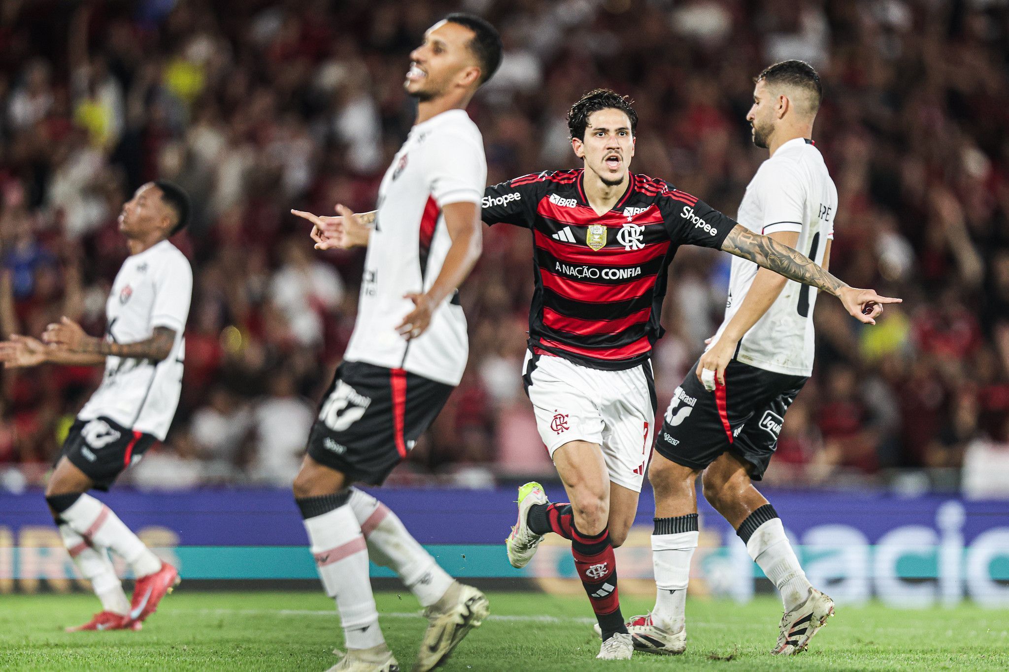Pedro comemora um de seus gols na goleada sobre o Vitória, pelo Brasileirão