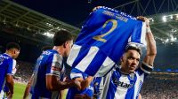 Em dia de homenagens, ex-Grêmio marca e Porto vence na estreia do Português