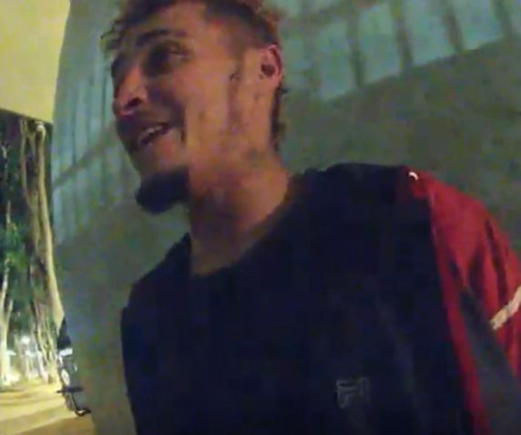 Antes de ser fuzilado, homem aparece e rendido e conversando com os policiais durante parte da abordagem • Reprodução