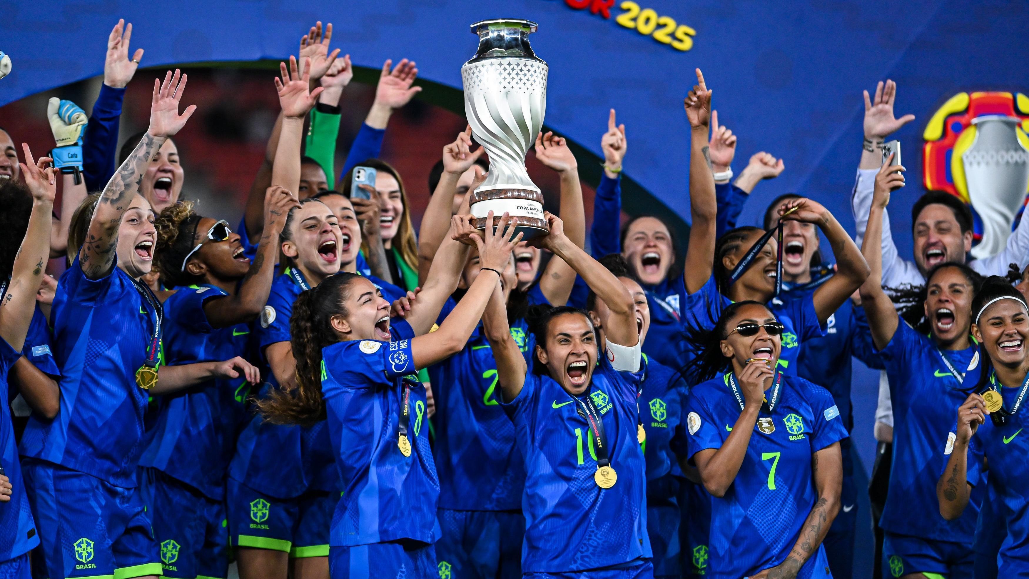 Jogadoras do Brasil levantando a taça da Copa América Feminina