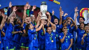 Jogadoras do Brasil levantando a taça da Copa América Feminina