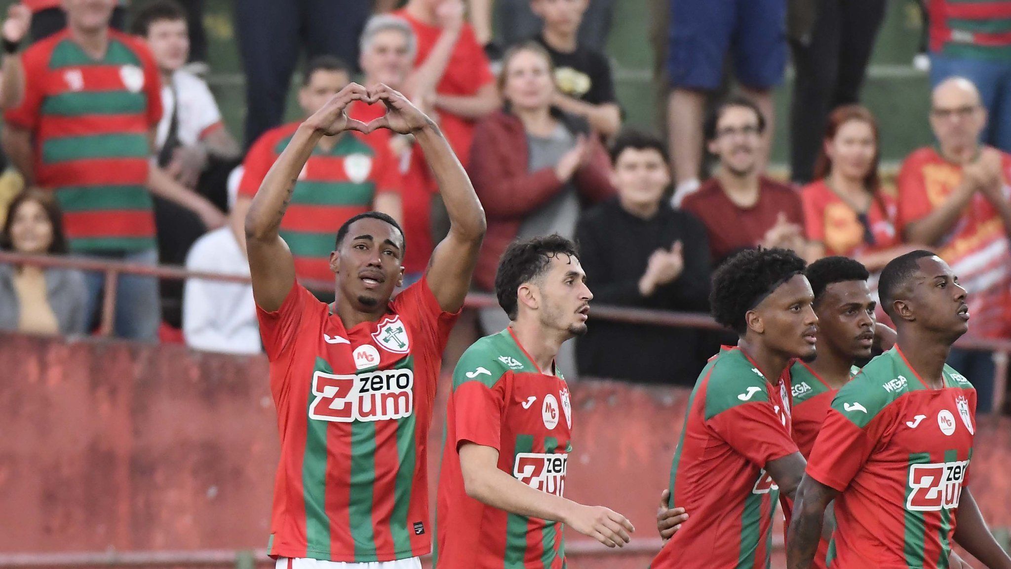 Jogadores da Portuguesa celebram vitória sobre o Boavista na Série D