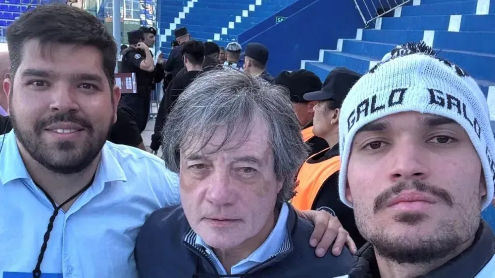 O presidente do Godoy Cruz ao lado de torcedores do Atlético-MG