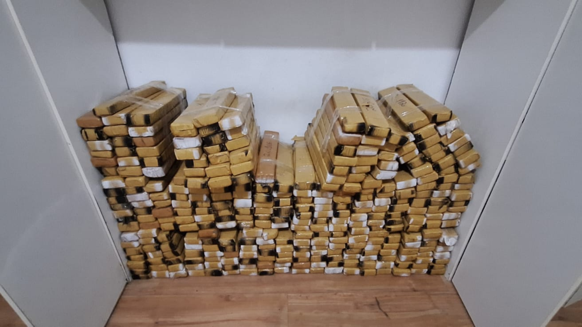 Descoberta foi feita depois que policiais acharam conta de luz com endereço onde maconha e crack eram armazenados
