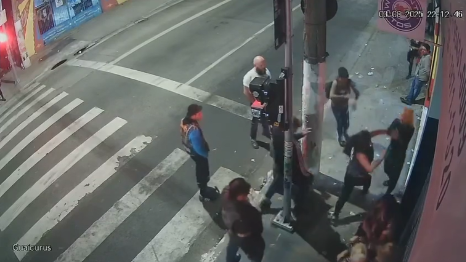 Imagens mostram momento em que Helen Cristina Vitai entra em luta corporal contra outra mulher e sofre agressões