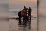 Vídeo: paramotor cai e duas pessoas são resgatadas em Praia Grande (SP)