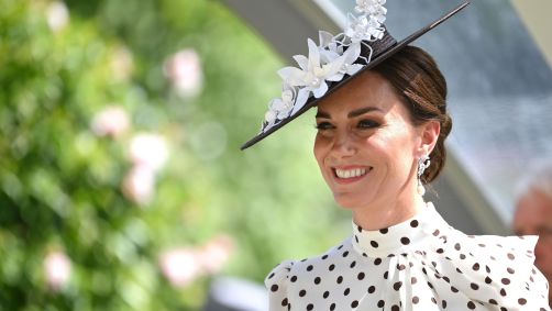 Catherine, Duquesa de Cambridge, no Royal Ascot de 2022 usando bolinhas pretas e brancas — uma referência a uma roupa usada anteriormente pela Princesa Diana