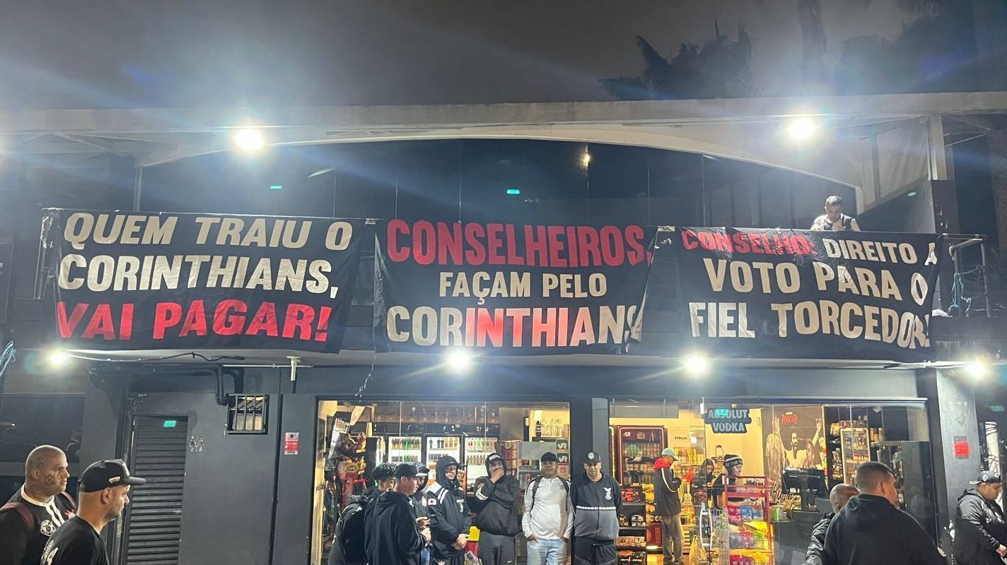 Torcida do Corinthians protesta com faixas no Parque São Jorge durante eleição do novo presidente
