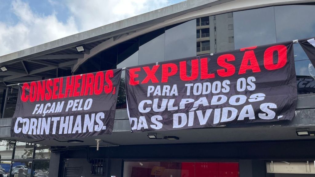 Torcedores do Corinthians protestam em votação de impeachment de Augusto Melo