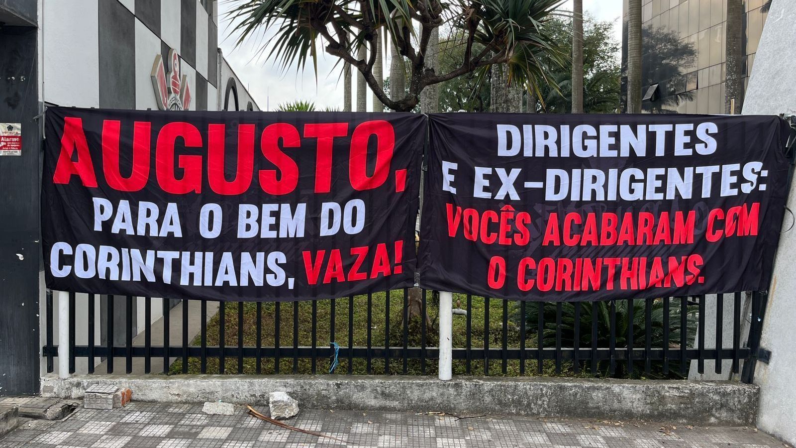 Torcedores do Corinthians protestam em votação de impeachment de Augusto Melo