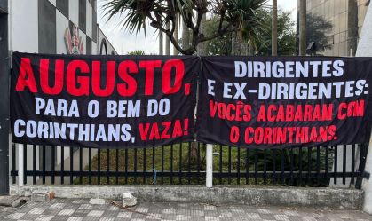 Torcida do Corinthians protesta em votação de impeachment: "Augusto, vaza"