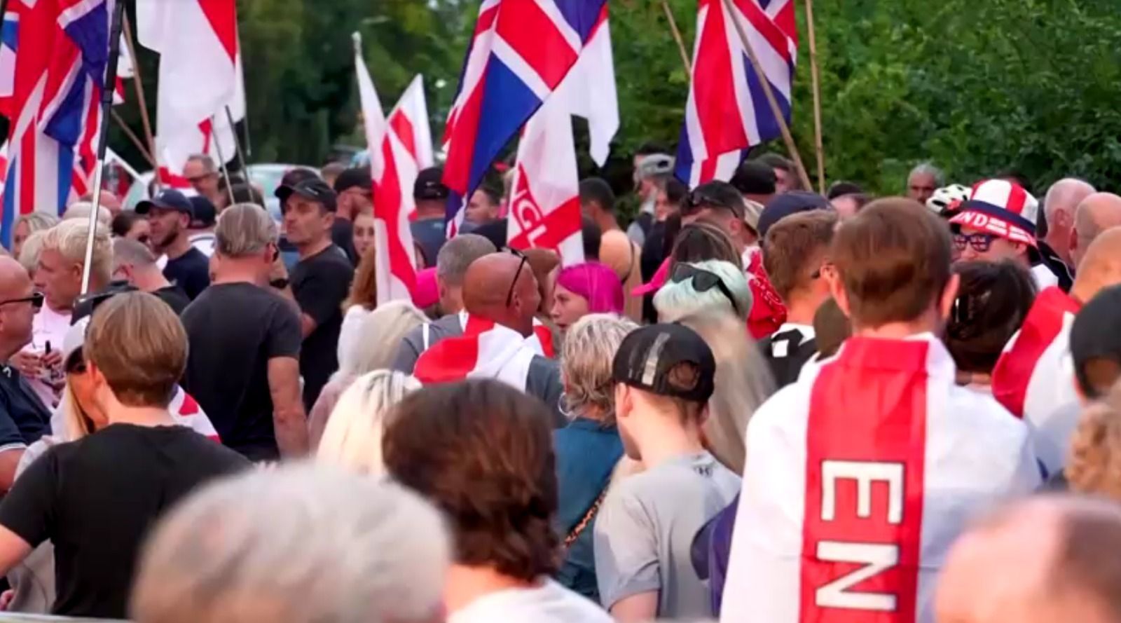 Manifestantes protestam contra imigrantes no Reino Unido