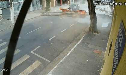 Vídeo: carro quase é atingido após queda de guindaste em SP