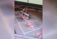 Vídeo: carro parte ao meio após colisão contra poste de energia
