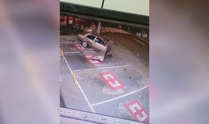 Vídeo: carro parte ao meio após colisão contra poste de energia