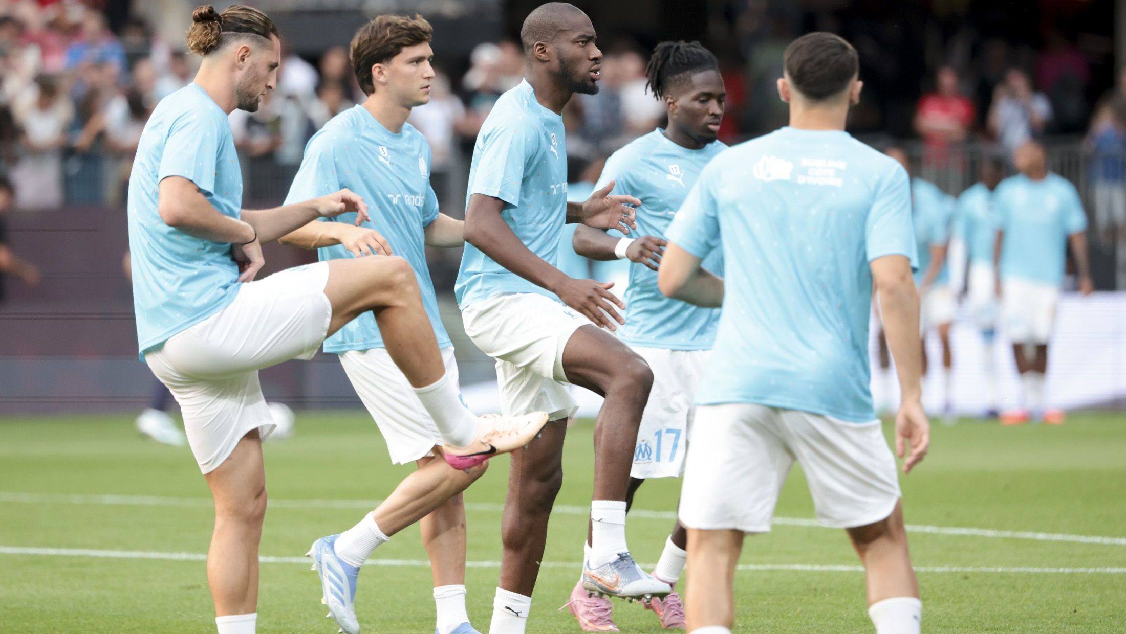 Rabiot e Rowe (primeiro e último da esquerda para a direita) aquecem antes daquela que pode ter sido a última partida que fizeram pelo Olympique de Marseille