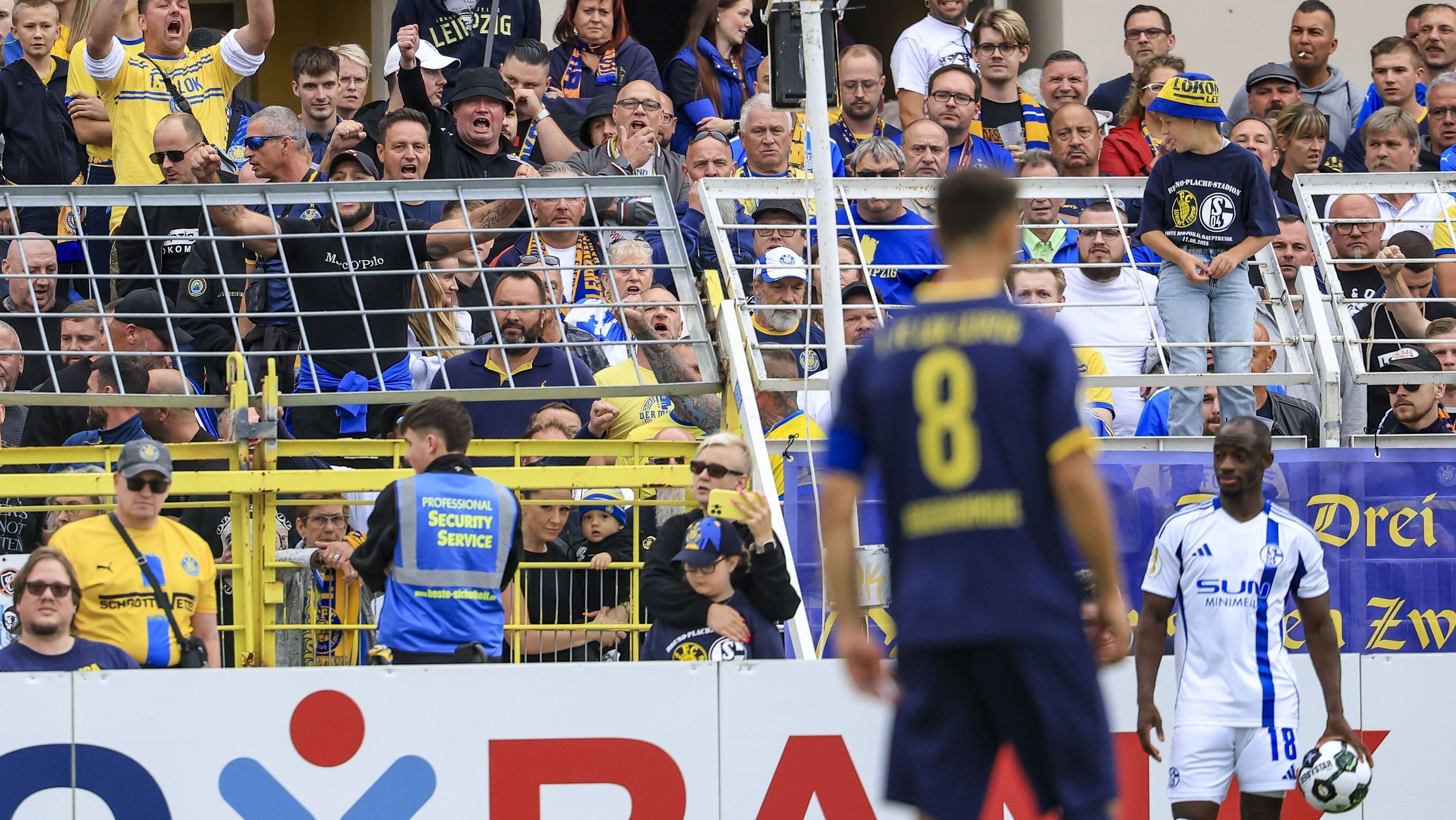 Christopher Antwi-Adjej, do Schalke 04, disse ter sido vítima de racismo em jogo contra o Lok Leipzig
