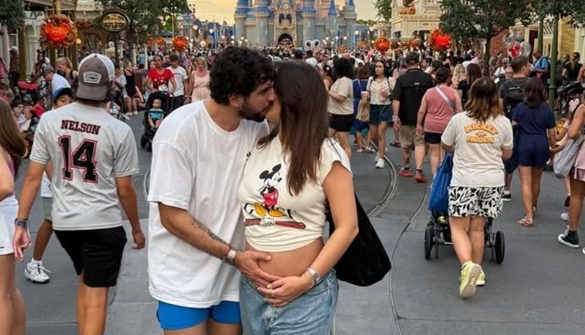 Nattanzinho posa ao lado de Rafa Kalimann na Disney • Instagram / Nattanzinho