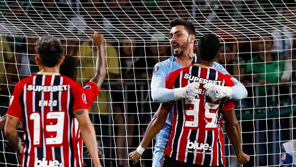 Rafael comemora a defesa de pênalti em Atlético Nacional x São Paulo, pela Libertadores