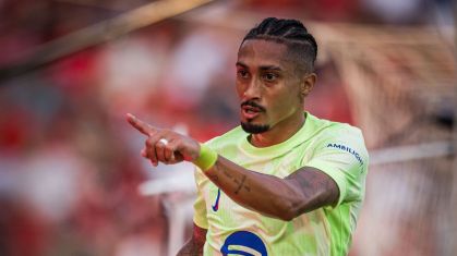 Raphinha comemora seu gol na vitória do Barcelona sobre o Mallorca, por LaLiga
