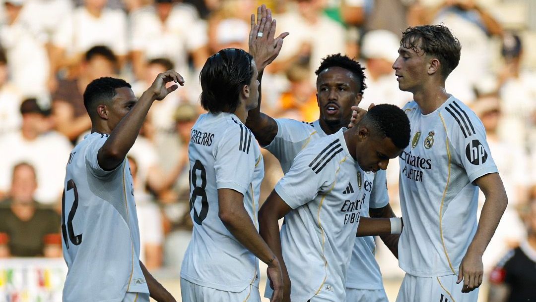 Jogadores do Real Madrid comemorando um dos gols da goleada em amistoso na Áustria