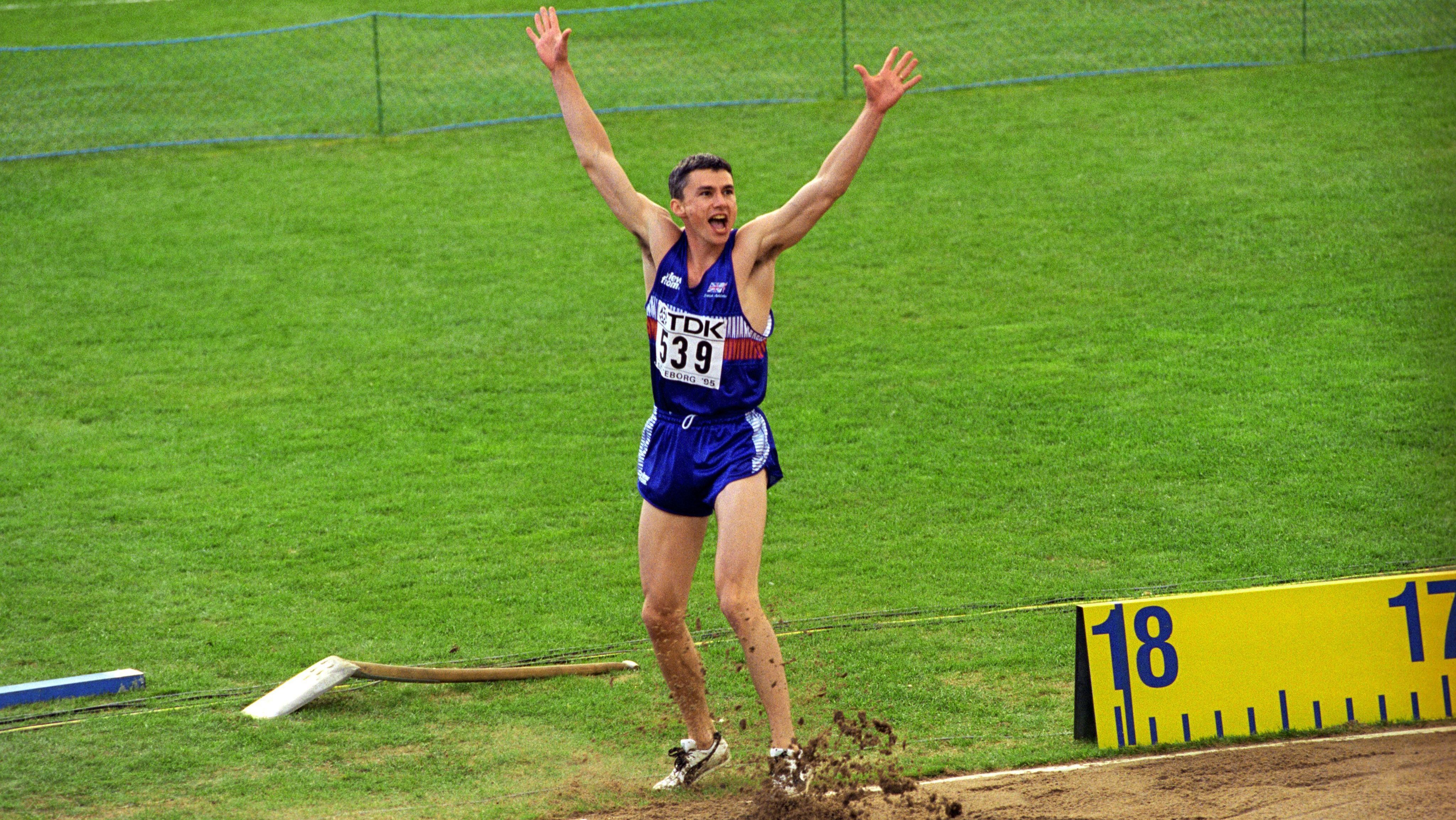 Britânico Jonathan Edwards quebra o recorde mundial do salto triplo em 1995, há 30 anos, na Suécia; marca de 18,29m ainda não foi superada