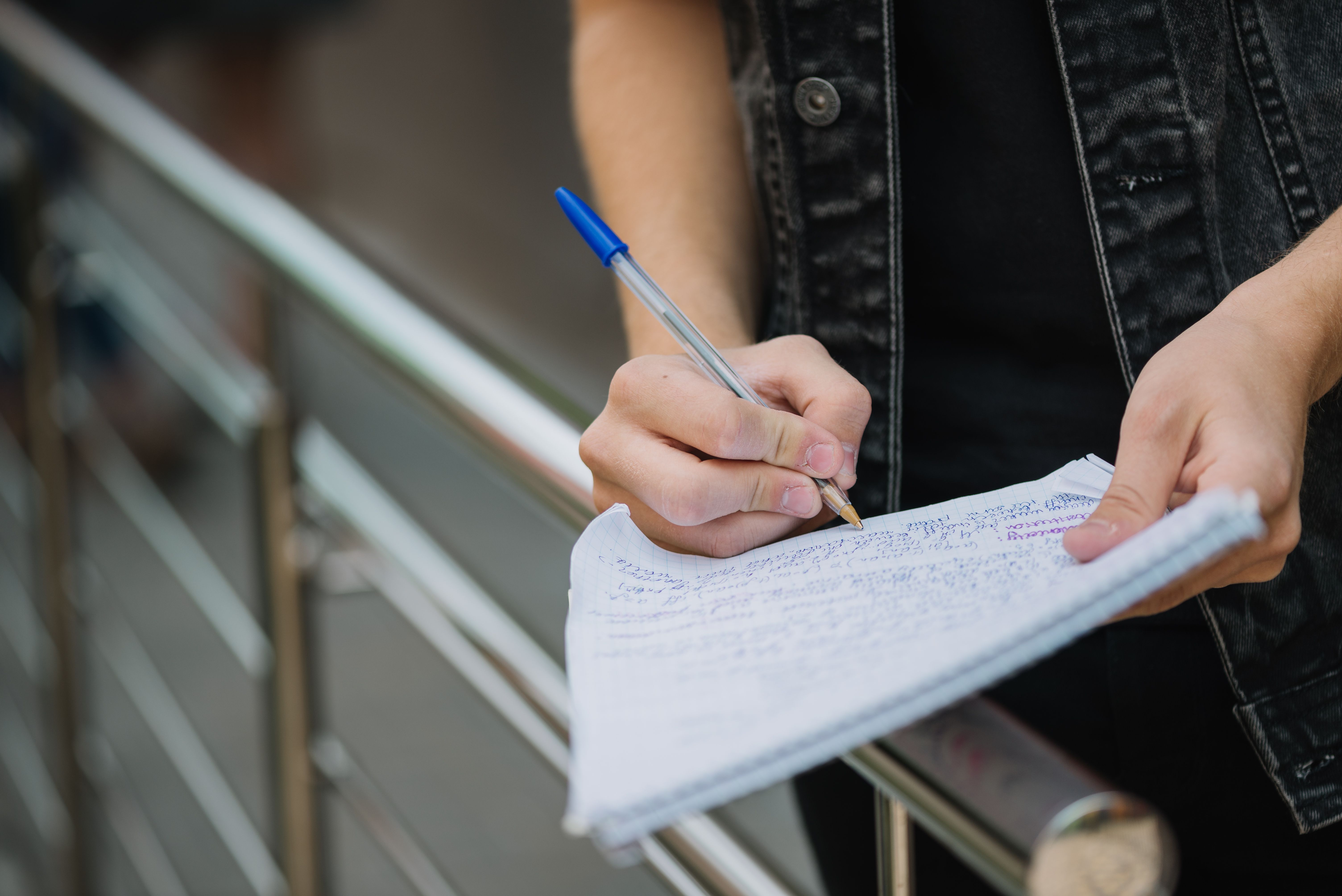 Pessoa escreve em um caderno