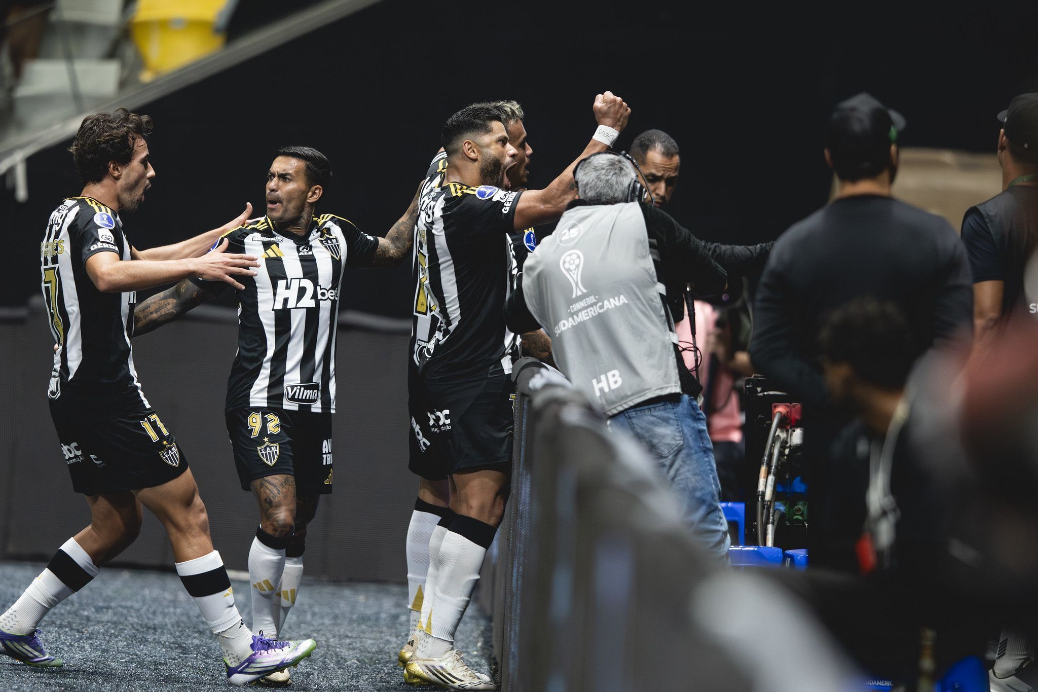 Reinier e Hulk comemoram a virada do Galo sobre o Godoy Cruz
