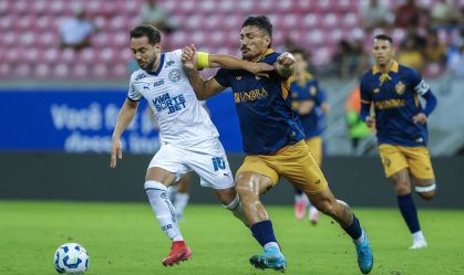 Everton Ribeiro em dividida de bola em Retrô x Bahia pelas oitavas de final da Copa do Brasil