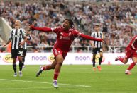 Liverpool vence Newcastle em jogo com gol e lesão de convocados da Seleção