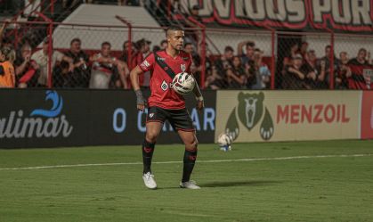 Vale Puskás? Jogador do Atlético-GO faz golaço em “Lei do Ex” na Série B