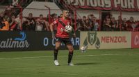 Vale Puskás? Jogador do Atlético-GO faz golaço em “Lei do Ex” na Série B