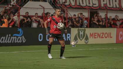 Robert em ação pelo Atlético-GO